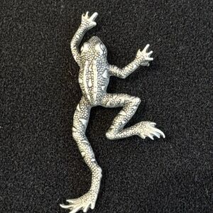 JJ Pewter Frog Pin 4" Length Nice Detail Unique Climber Jumper Frog